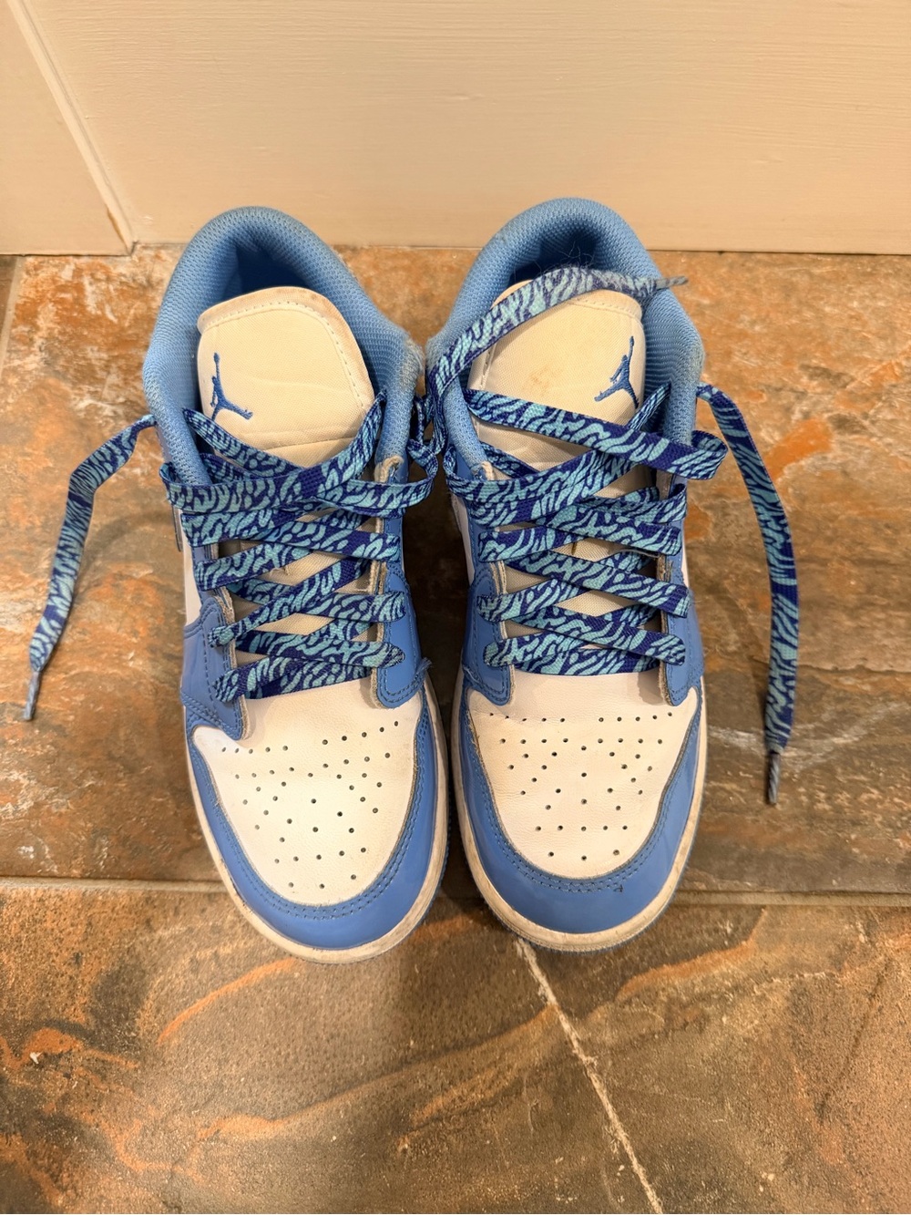 Kids' Jordan 1 Low SE patent leather Sneakers in Light Blue and White